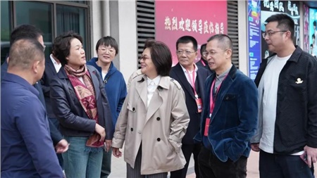 【政企攜手，共繪發(fā)展藍(lán)圖】區(qū)人大常委會蒞臨我司，共探企業(yè)發(fā)展新篇章